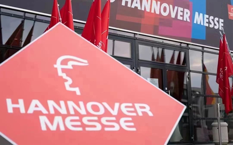 Cónsul general chino, representante comercial de Shandong inspecciona la exposición de Hamburgo